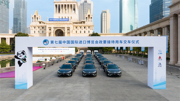 龙八long8集团向进博会交付750辆“政要接待用车”